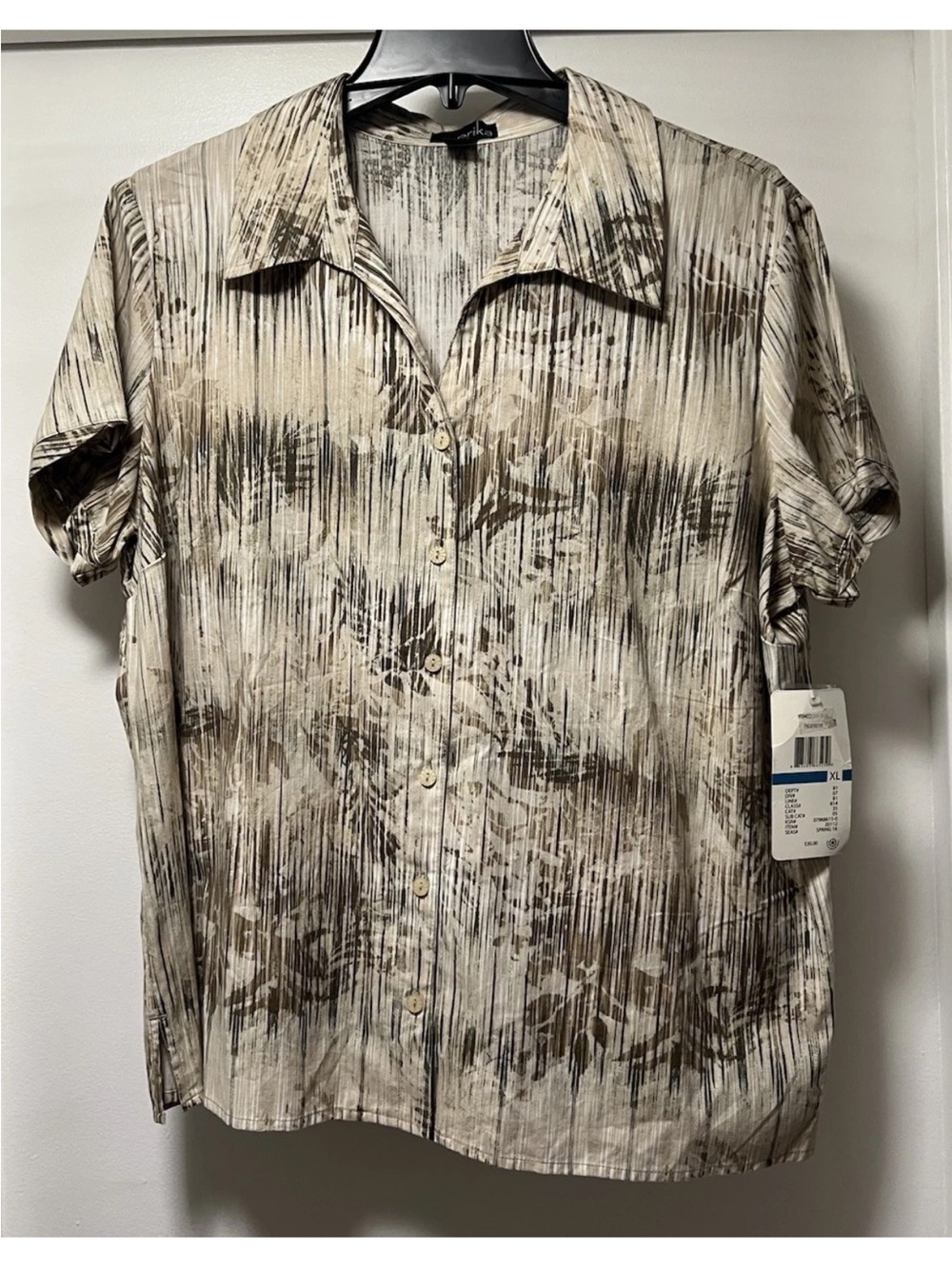Erika Women Short -Sleeve, Button-Down Blouse. Bamboo Print. XL. New With Tags.